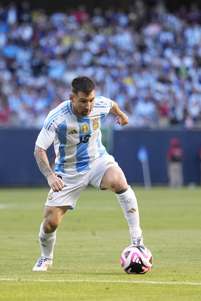 科曼称赞阿尔克马尔19岁中场斯密特：他身上的特质像佩德里（科曼：阿尔克马尔19岁中场斯密特的特质让我想起佩德里）