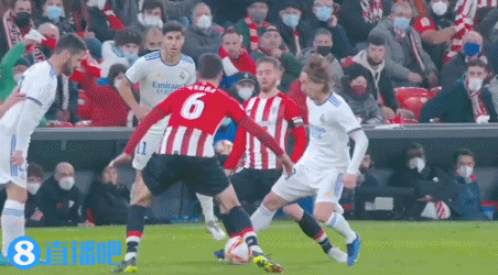 老将替补改变局势，主帅称其不可替代（老将替补力挽狂澜，主帅称其无人可替）