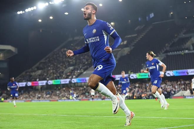 达成尤文生涯200场里程碑，洛卡特利获赠纪念球衣（洛卡特利迎来尤文第200场里程碑，获赠纪念球衣）