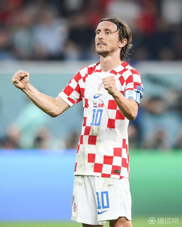 为了让阿隆索来皇马废了自己两年，去年给安切洛蒂5000万买人也不至于这样（为等阿隆索接班皇马两年空转，去年给安切洛蒂5000万引援也不该成这局面）