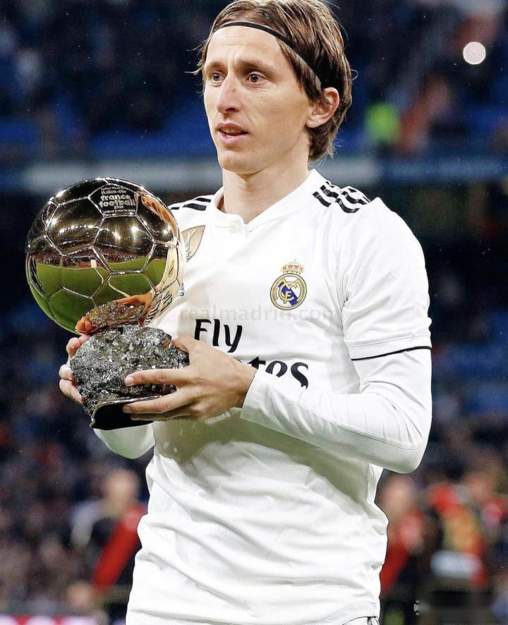 拓记：克林根争抢篮板后一瘸一拐走向替补席，赛前左小腿就有挫伤（拓记：克林根抢板后跛行回替补席，赛前左小腿已有挫伤）